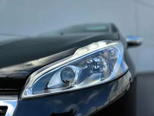 Peugeot 208 2019 - 9750 EUR, 75000 km - AUTO.MOTO.pt - 75000km - foto 3 de 37