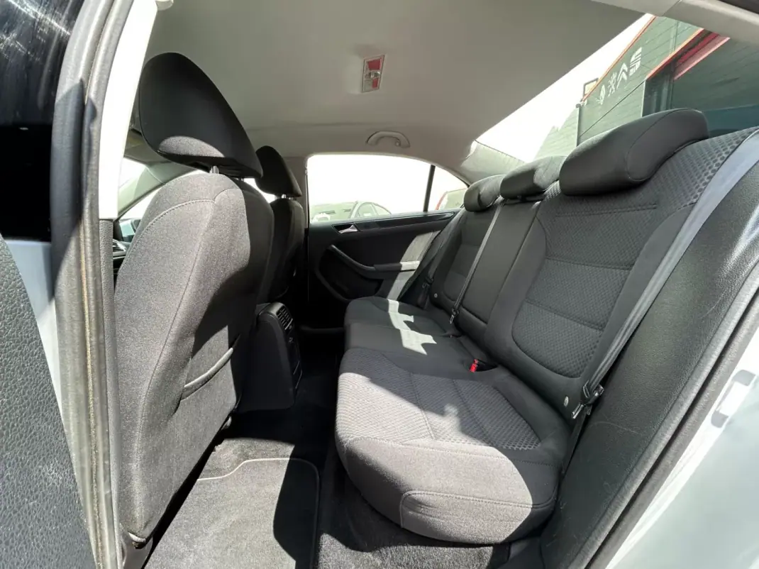 Volkswagen Jetta 2011 - 8500 EUR, 224614 km - AUTO.MOTO.pt - 224614km - foto 17 de 21