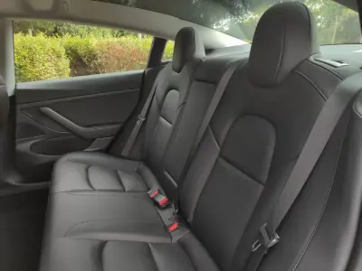 Tesla Model 3 2021 - 25990 EUR, 100000 km - AUTO.MOTO.pt - 100000km - foto 33 de 46