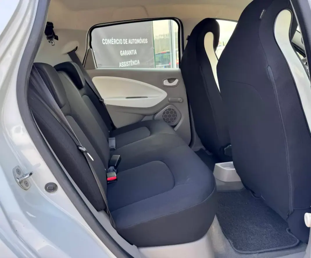 Renault Zoe 2017 - 10550 EUR, 98529 km - AUTO.MOTO.pt - 98529km - foto 15 de 18