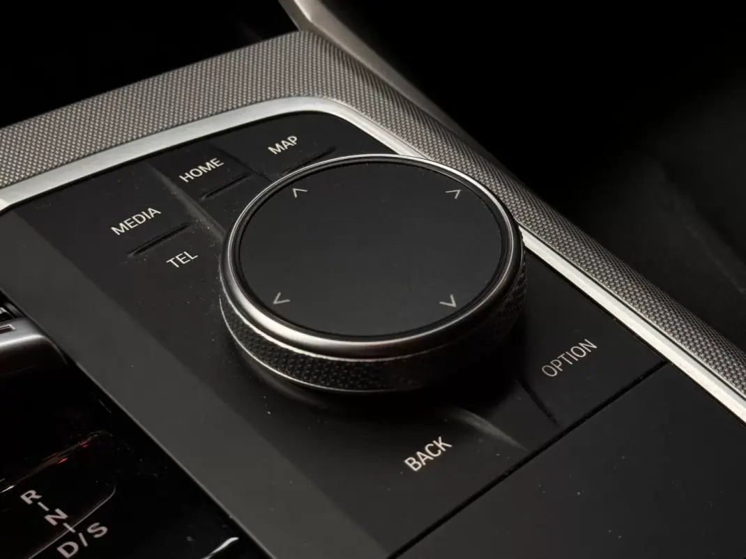 BMW 320 2023 - 31990 EUR, 75900 km - AUTO.MOTO.pt - 75900km - foto 29 de 36