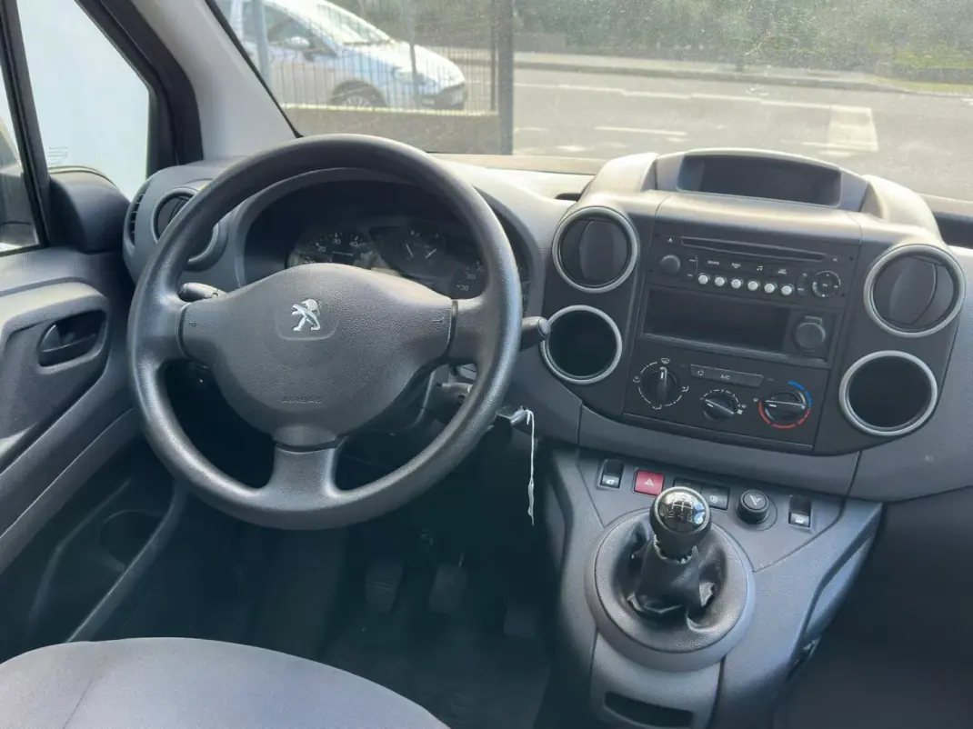 Peugeot Partner 2016 - 10900 EUR, 177432 km - AUTO.MOTO.pt - 177432km - foto 10 de 20