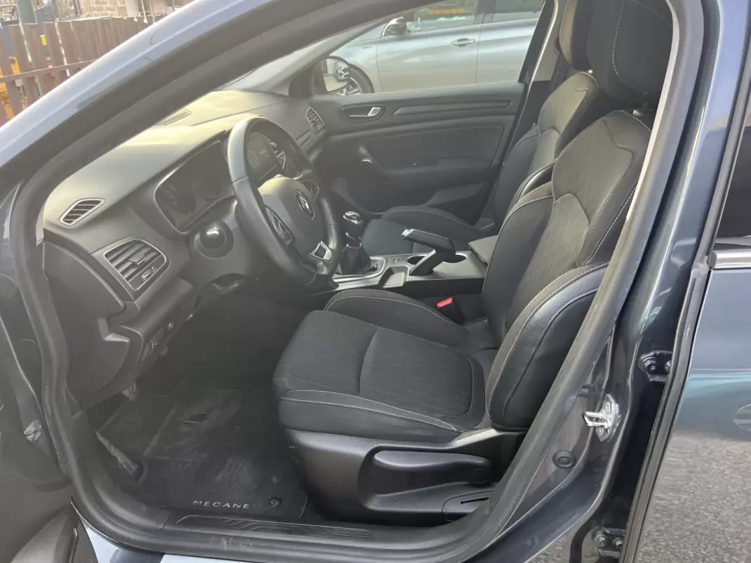 Renault Mégane 2020 - 14900 EUR, 142500 km - AUTO.MOTO.pt - 142500km - foto 8 de 16