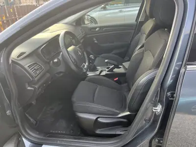 Renault Mégane 2020 - 14900 EUR, 142500 km - AUTO.MOTO.pt - 142500km - foto 8 de 16