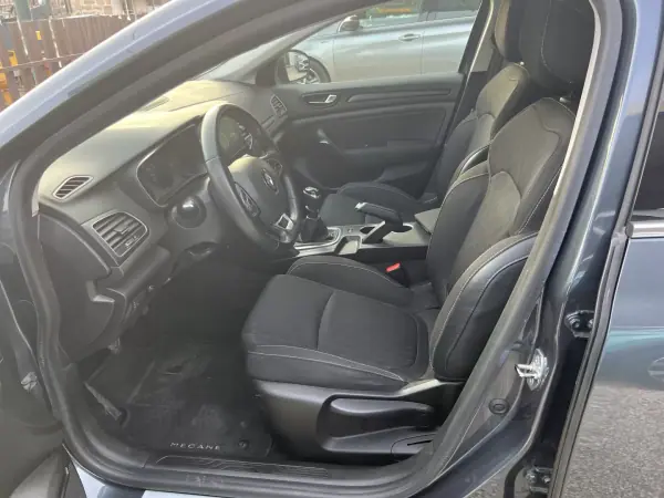 Renault Mégane 2020 - 14900 EUR, 142500 km - AUTO.MOTO.pt - 142500km - foto 8 de 16