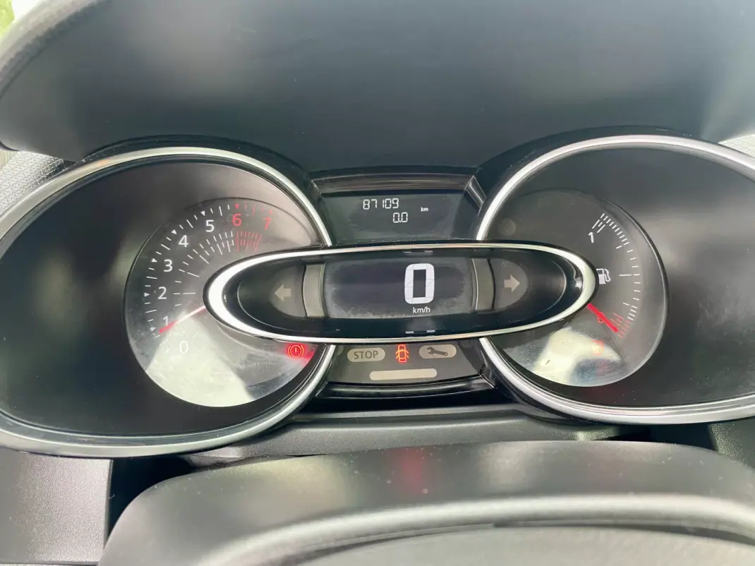 Renault Clio Sport Tourer 2018 - 11950 EUR, 87109 km - AUTO.MOTO.pt - 87109km - foto 15 de 27