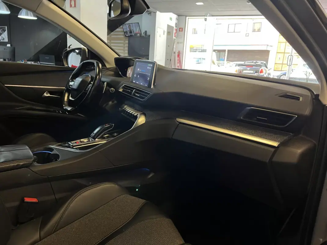 Peugeot 3008 2018 - 18490 EUR, 170000 km - AUTO.MOTO.pt - 170000km - foto 8 de 44