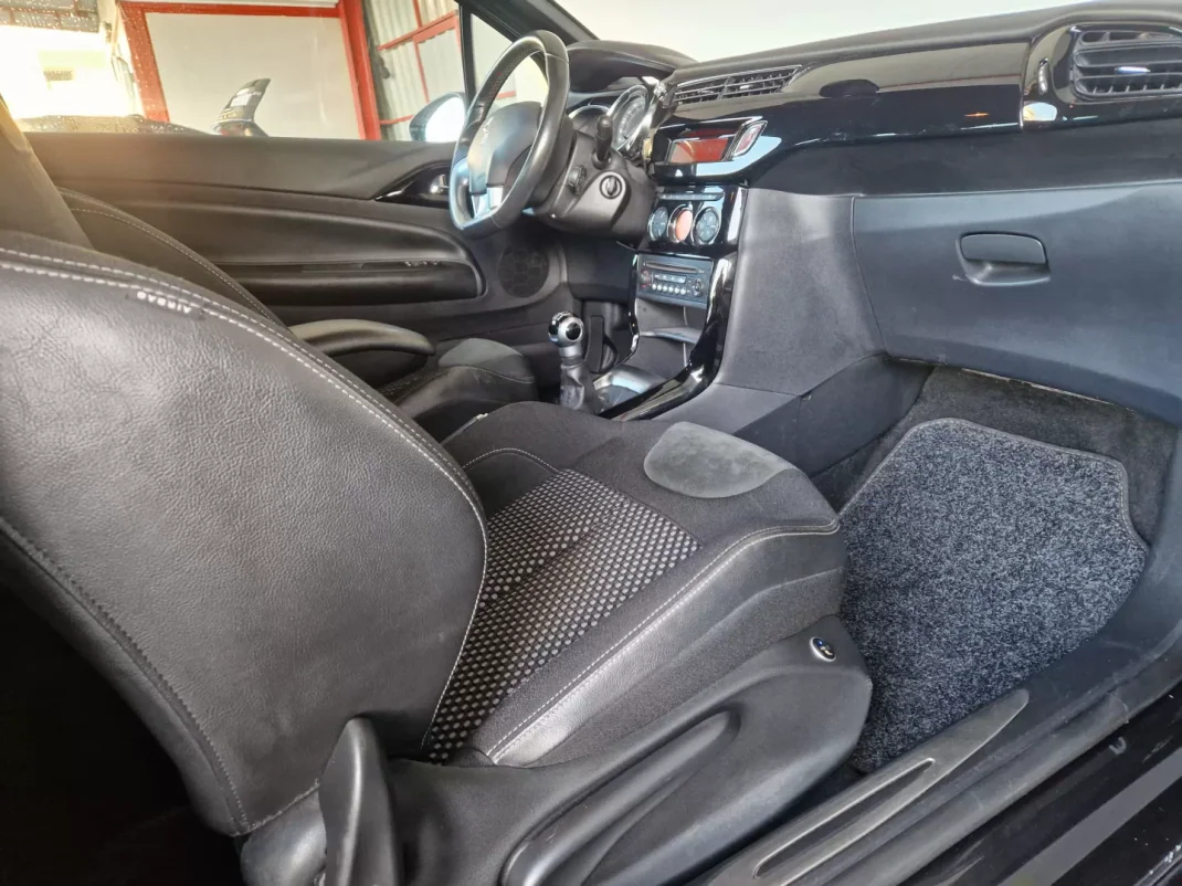 DS DS3 2011 - 9990 EUR, 188000 km - AUTO.MOTO.pt - 188000km - foto 5 de 22