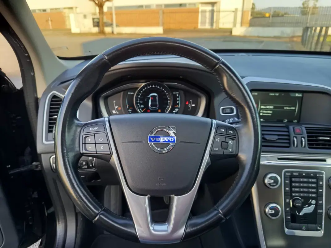 Volvo XC 60 2015 - 17990 EUR, 134200 km - AUTO.MOTO.pt - 134200km - foto 19 de 21
