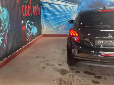 Peugeot 208 2018 - 8899 EUR, 106000 km - AUTO.MOTO.pt - 106000km - foto 15 de 42