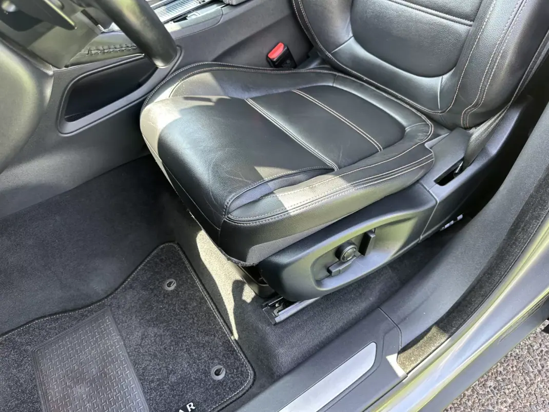 Jaguar F-Pace 2018 - 22500 EUR, 146000 km - 146000km - foto 58 de 69