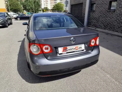 Volkswagen Jetta 2006 - 6500 EUR, 192000 km - AUTO.MOTO.pt - 192000km - foto 23 de 25