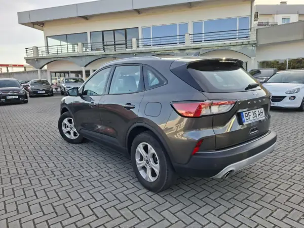 Ford Kuga 2021 - 21000 EUR, 59800 km - AUTO.MOTO.pt - 59800km - foto 8 de 36
