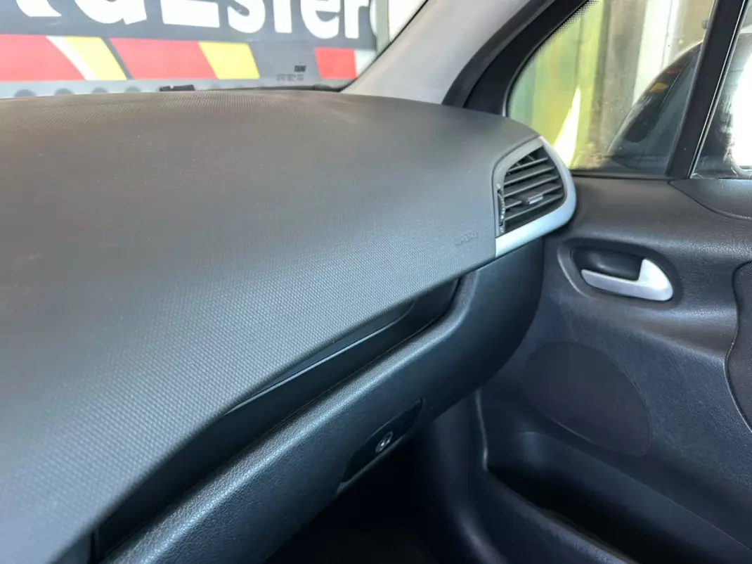 Peugeot 207 2006 - 8900 EUR, 172278 km - 172278km - foto 21 de 27
