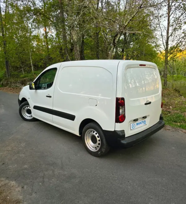 Peugeot Partner 2016 - 9990 EUR, 176000 km - AUTO.MOTO.pt - 176000km - foto 11 de 24