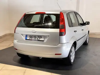 Ford Fiesta 2005 — foto 5 de 22