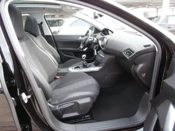 Peugeot 308 2019 - 15250 EUR, 160913 km - AUTO.MOTO.pt - 160913km - foto 31 de 37