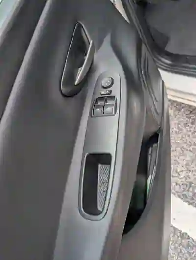 Lancia Ypsilon 2015 - 6400 EUR, 149726 km - 149726km - foto 13 de 15