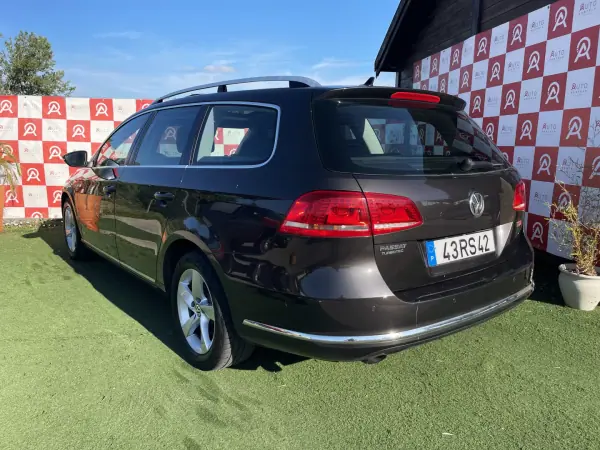 Volkswagen Passat Variant 2011 - 7990 EUR, 236645 km - AUTO.MOTO.pt - 236645km - foto 4 de 24