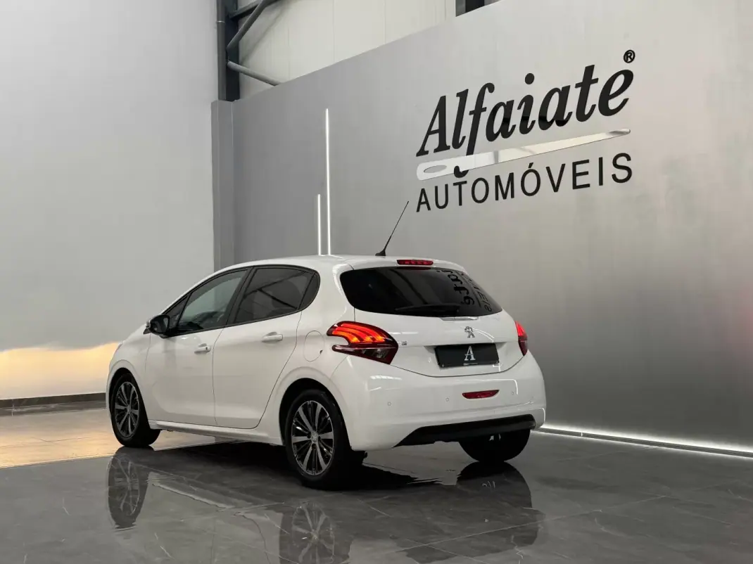 Peugeot 208 2019 - 12490 EUR, 105000 km - AUTO.MOTO.pt - 105000km - foto 5 de 6