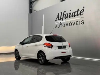 Peugeot 208 2019 - 12490 EUR, 105000 km - AUTO.MOTO.pt - 105000km - foto 5 de 6