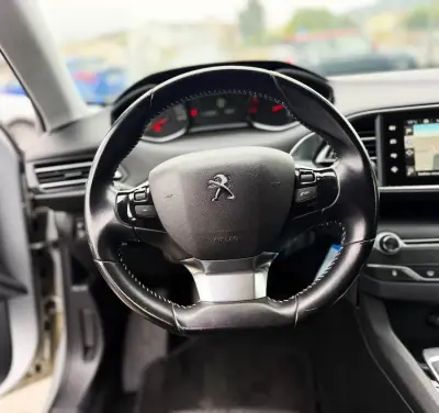 Peugeot 308 SW 2015 - 9750 EUR, 140800 km - AUTO.MOTO.pt - 140800km - foto 14 de 19