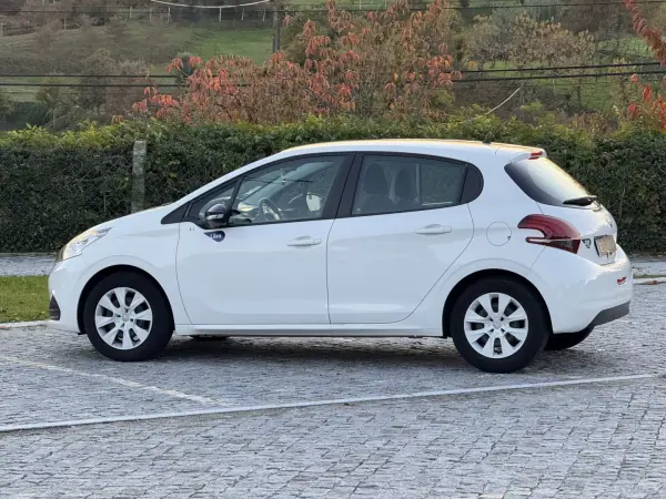 Peugeot 208 2016 - 7500 EUR, 121000 km - AUTO.MOTO.pt - 121000km - foto 6 de 20
