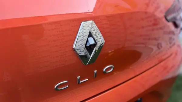 Renault Clio 2019 - 15990 EUR, 95000 km - AUTO.MOTO.pt - 95000km - foto 11 de 22