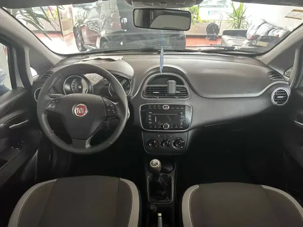 Fiat Punto 2012 - 7990 EUR, 201200 km - AUTO.MOTO.pt - 201200km - foto 5 de 12