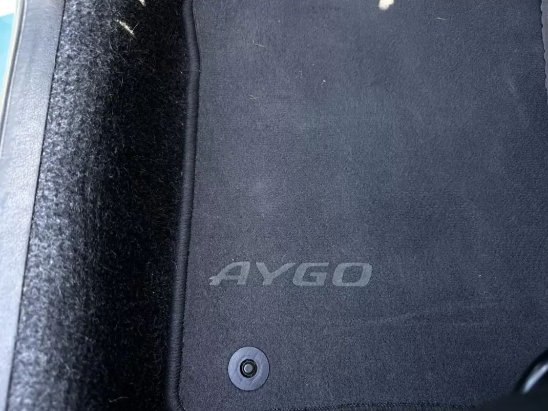 Toyota Aygo 2013 - 6490 EUR, 72000 km - AUTO.MOTO.pt - 72000km - foto 17 de 28