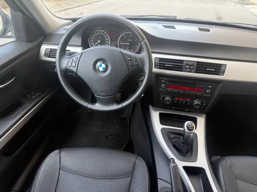 BMW 316 2010 - 8990 EUR, 215000 km - AUTO.MOTO.pt - 215000km - foto 19 de 27