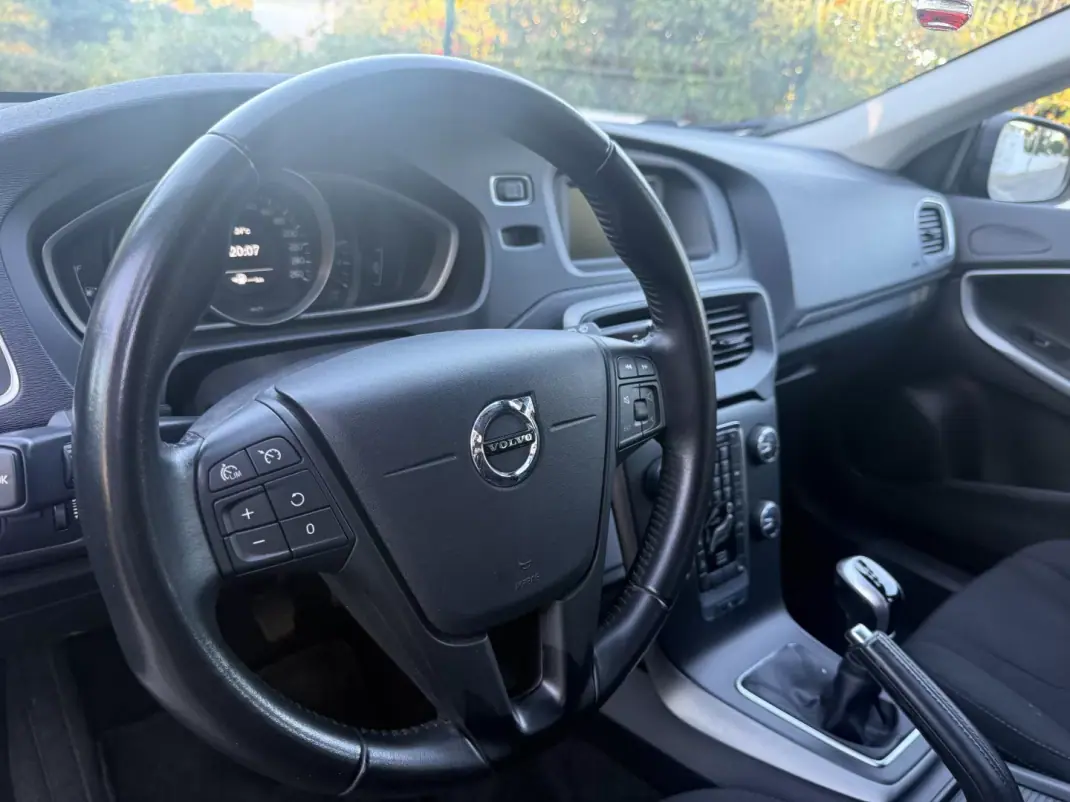 Volvo V40 2017 - 13999 EUR, 80000 km - AUTO.MOTO.pt - 80000km - foto 11 de 13