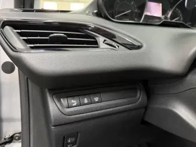 Peugeot 208 2015 - 8500 EUR, 152000 km - 152000km - foto 10 de 26