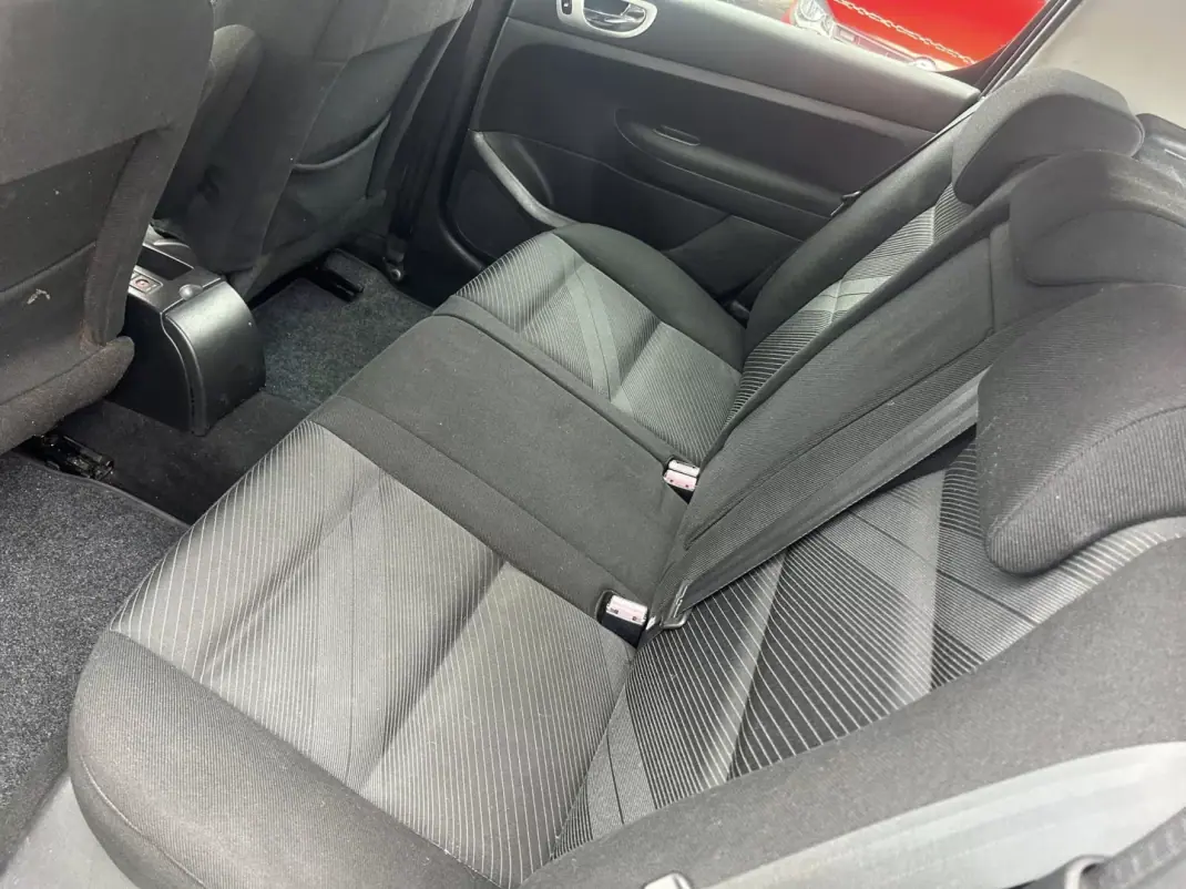 Peugeot 307 2006 - 3750 EUR, 278000 km - AUTO.MOTO.pt - 278000km - foto 8 de 9