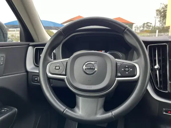 Volvo XC 60 2020 - 32750 EUR, 141000 km - AUTO.MOTO.pt - 141000km - foto 13 de 51