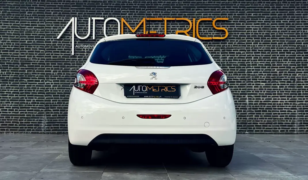 Peugeot 208 2013 - 9900 EUR, 177000 km - AUTO.MOTO.pt - 177000km - foto 10 de 14