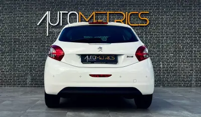 Peugeot 208 2013 - 9900 EUR, 177000 km - AUTO.MOTO.pt - 177000km - foto 10 de 14