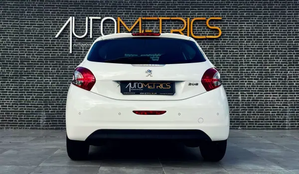 Peugeot 208 2013 - 9900 EUR, 177000 km - AUTO.MOTO.pt - 177000km - foto 10 de 14