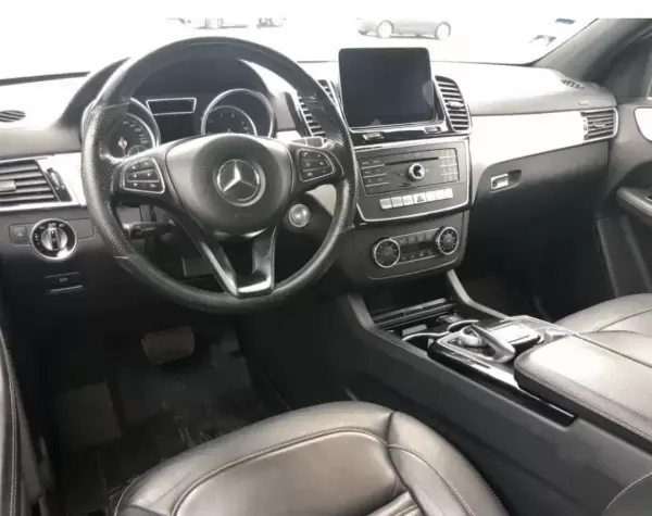 Mercedes-Benz GLE 400 2018 - 56999 EUR, 144000 km - AUTO.MOTO.pt - 144000km - foto 5 de 7