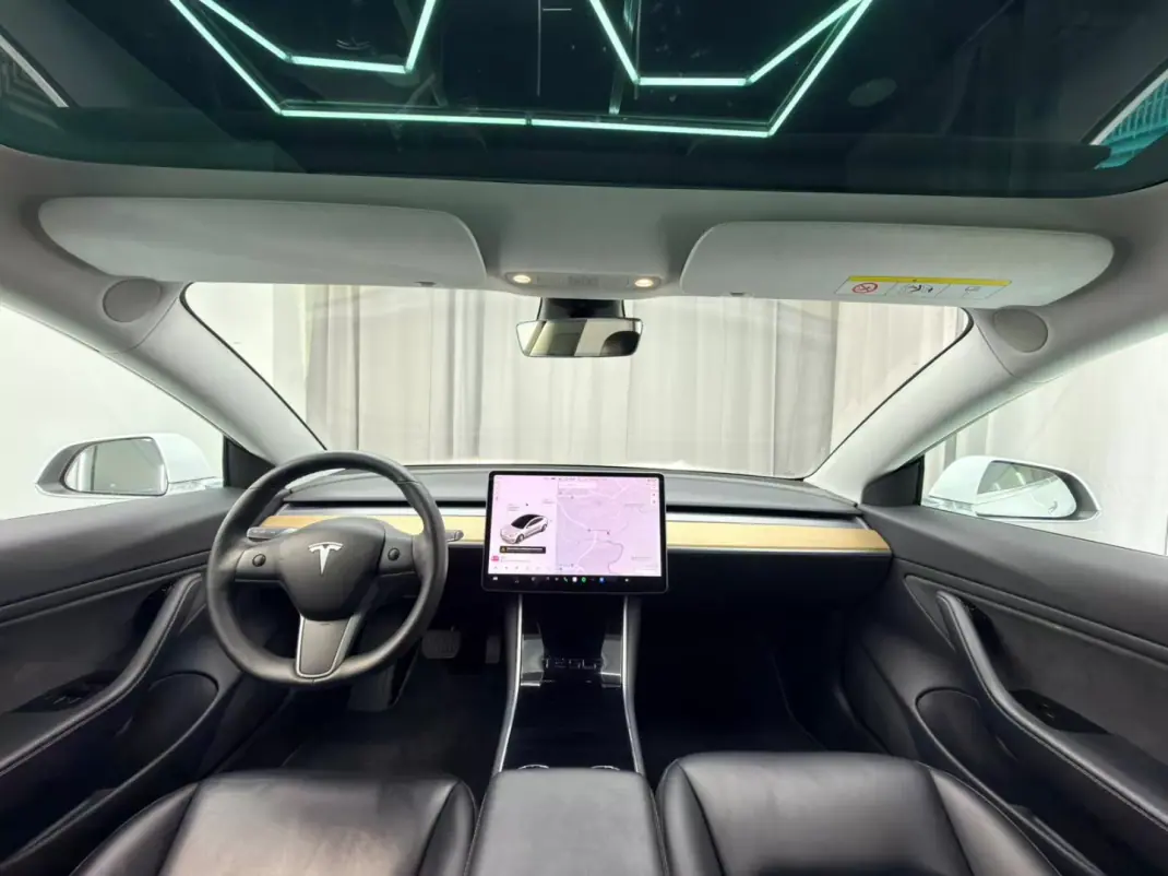 Tesla Model 3 2019 - 18500 EUR, 162000 km - AUTO.MOTO.pt - 162000km - foto 10 de 24