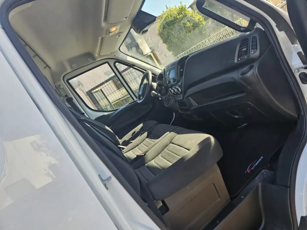 Iveco Daily 35 S14 2.3 D PLATAFORMA 2023 - 24750 EUR, 45000 km - AUTO.MOTO.pt - 45000km - foto 5 de 12