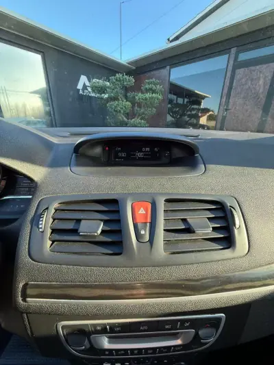 Renault Mégane 2011 - 5750 EUR, 219739 km - AUTO.MOTO.pt - 219739km - foto 12 de 14