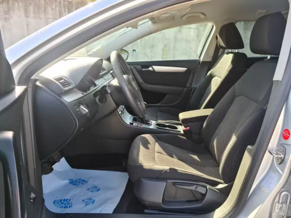 Volkswagen Passat Variant 2014 - 10750 EUR, 222000 km - AUTO.MOTO.pt - 222000km - foto 5 de 26