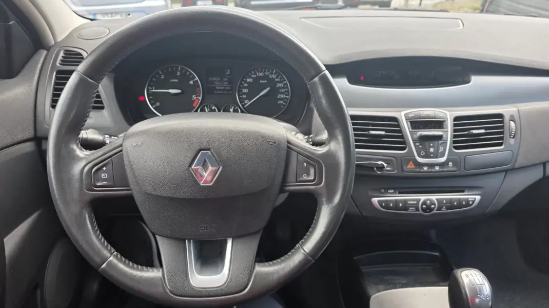 Renault Laguna 2007 - 4490 EUR, 213000 km - AUTO.MOTO.pt - 213000km - foto 10 de 16