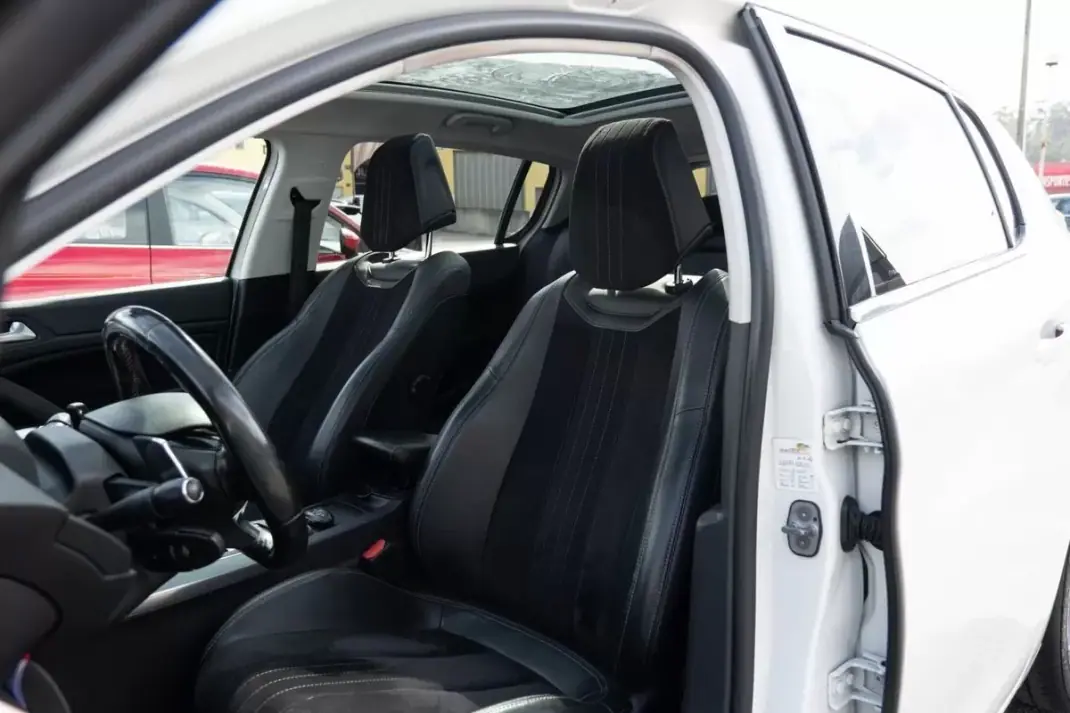Peugeot 308 2015 - 11999 EUR, 162656 km - AUTO.MOTO.pt - 162656km - foto 14 de 26