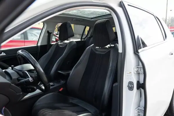 Peugeot 308 2015 - 11999 EUR, 162656 km - AUTO.MOTO.pt - 162656km - foto 14 de 26