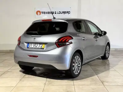 Peugeot 208 2018 - 11900 EUR, 123326 km - AUTO.MOTO.pt - 123326km - foto 5 de 25