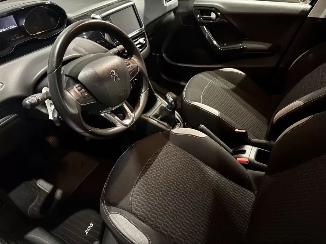 Peugeot 208 2014 - 8990 EUR, 75000 km - AUTO.MOTO.pt - 75000km - foto 9 de 13