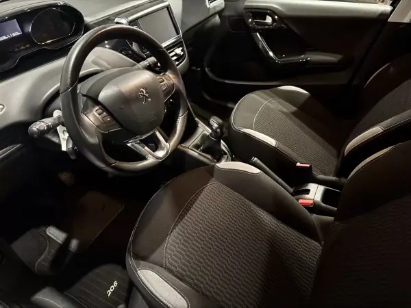 Peugeot 208 2014 - 8990 EUR, 75000 km - AUTO.MOTO.pt - 75000km - foto 9 de 13