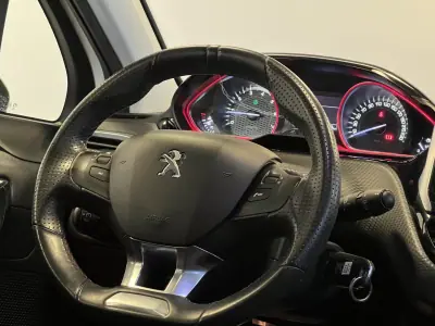 Peugeot 2008 2017 - 10990 EUR, 102000 km - AUTO.MOTO.pt - 102000km - foto 18 de 40